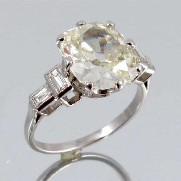 A diamond single stone ring